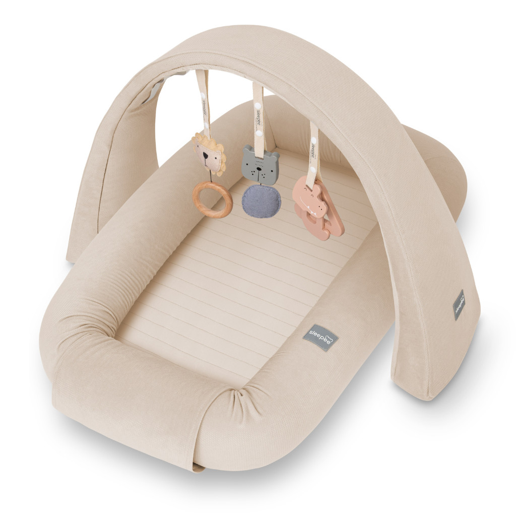 Sleepee Multifunkční hnízdečko pro miminko s hrazdičkou a hračkami 3 v 1 Sleepee Sand