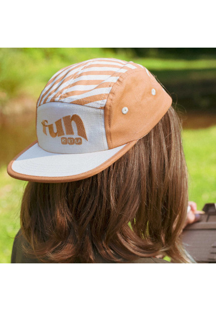 KiETLA Striped šiltovka s UV ochranou 44-48 cm (Sand Stripe)