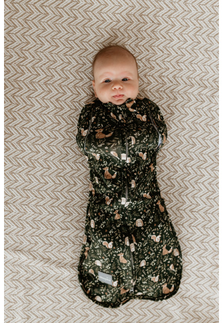 Zavinovačka Sleepee First Step Swaddle s čepičkou zdarma Green Forest