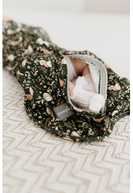 Zavinovačka Sleepee First Step Swaddle s čepičkou zdarma Green Forest