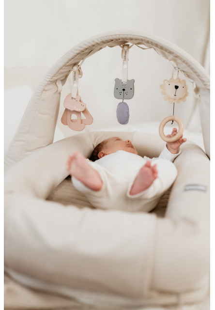 Multifunkční hnízdečko pro miminko s hrazdičkou a bílým šumem 4v1 Sleepee Sand