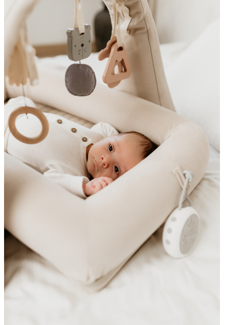 Multifunkční hnízdečko pro miminko s hrazdičkou a bílým šumem 4v1 Sleepee Sand