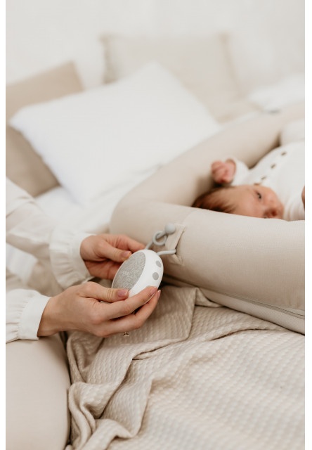 Nastavitelná hrazdička s hračkami a bílým šumem 2v1 Sleepee Grey