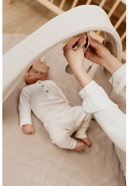 Nastavitelná hrazdička s hračkami a bílým šumem 2v1 Sleepee Sand