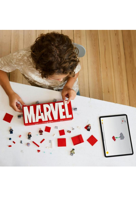 Logo MARVEL a minifigúrky