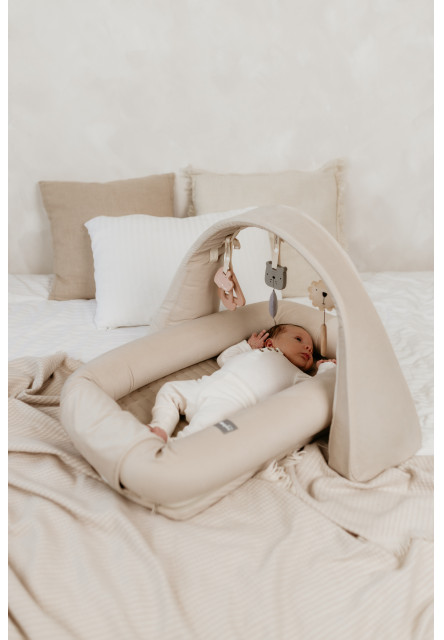 Multifunkční hnízdečko pro miminko s hrazdičkou a hračkami 3 v 1 Sleepee Pink