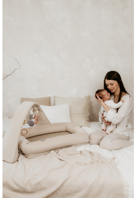 Multifunkční hnízdečko pro miminko s hrazdičkou a hračkami 3 v 1 Sleepee Sand