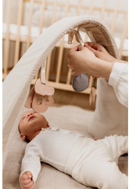Multifunkční hnízdečko pro miminko s hrazdičkou a hračkami 3 v 1 Sleepee Sand