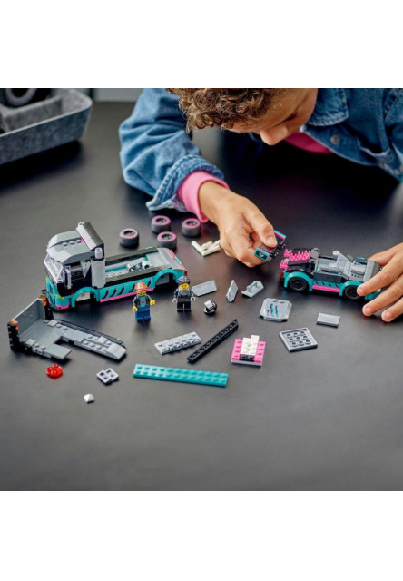 Kamión s pretekárskym autom