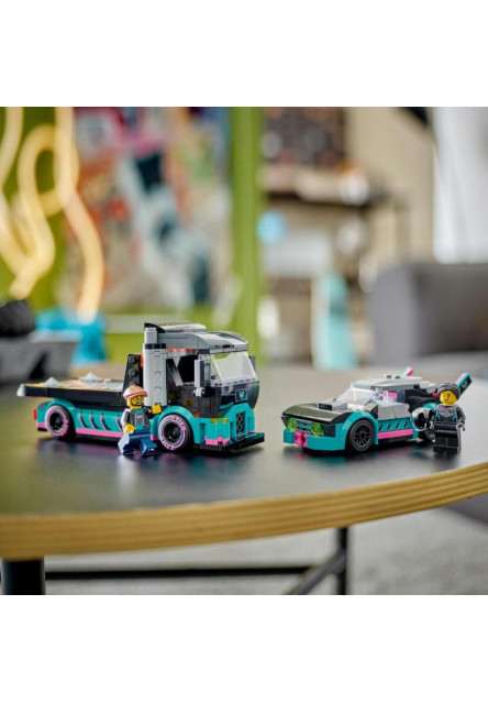 Kamión s pretekárskym autom