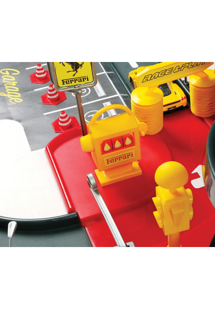 Bburago PLAY 1:43 Ferrari Race & Play Parking Garage - 2 autíčka