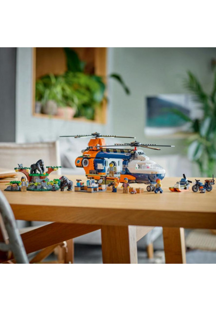 Helikoptéra na prieskum džungle v základnom tábore