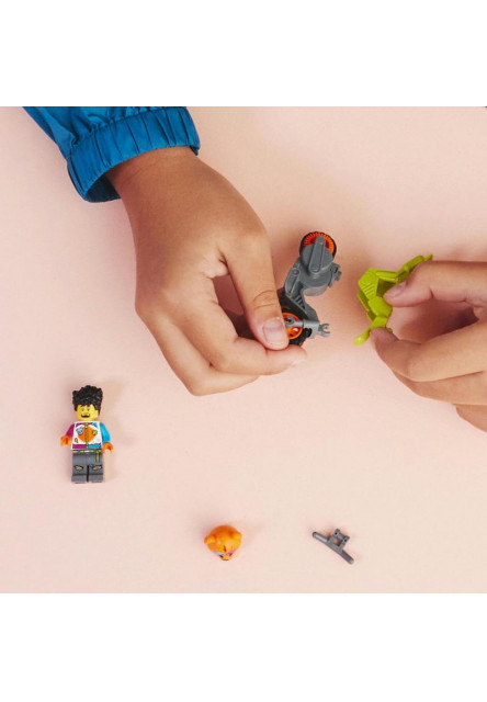 Medveď a kaskadérska motorka