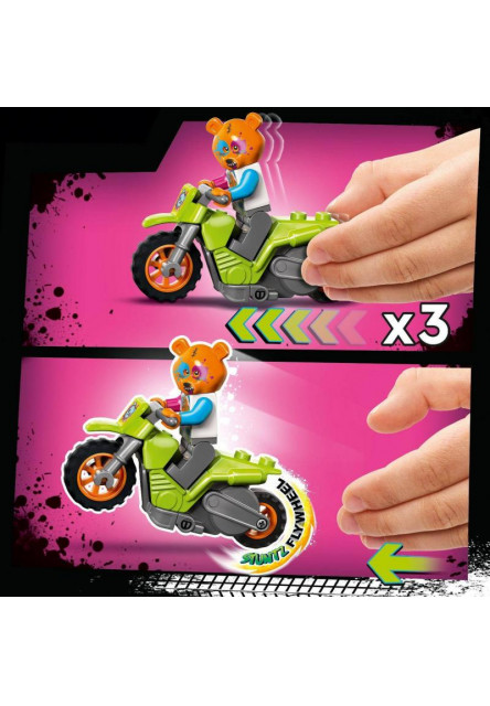 Medveď a kaskadérska motorka