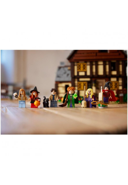 LEGO® Ideas Disney Hokus pokus: Chatka sester Sandersonových