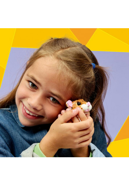 Roztomilý škrečok s kvetinou