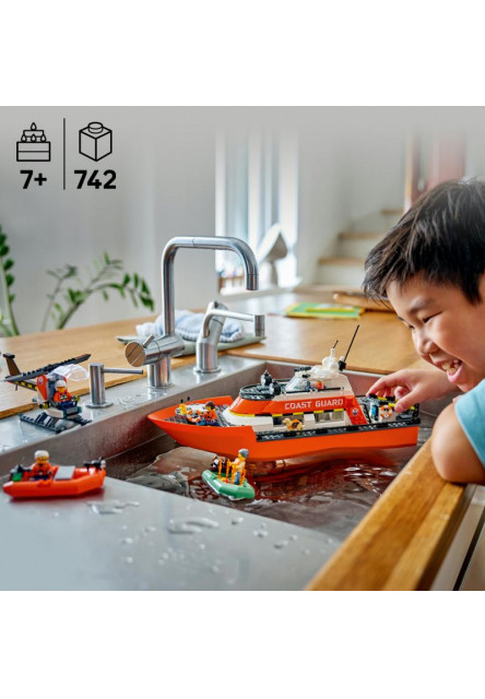 Záchranný čln pobrežnej hliadky a vrtuľník