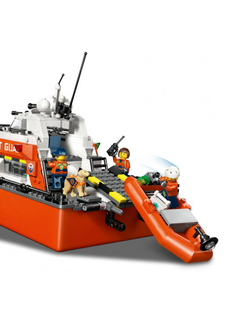 Záchranný čln pobrežnej hliadky a vrtuľník