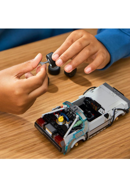 Stroj času z filmu Návrat do budúcnosti