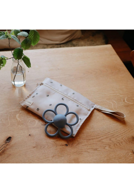 Hryzadlo s hrkálkou daisy mushie - faded denim