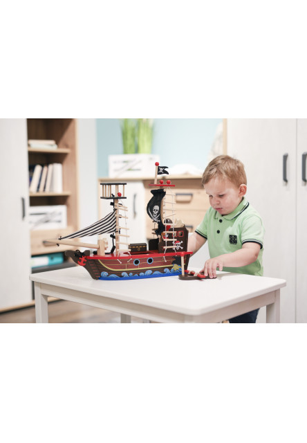 Dřevěná pirátská loď