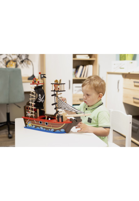 Dřevěná pirátská loď