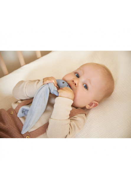 Lapinoo Darčeková sada pre bábätko s hrkálkou hryzátkom a capačkami modrá