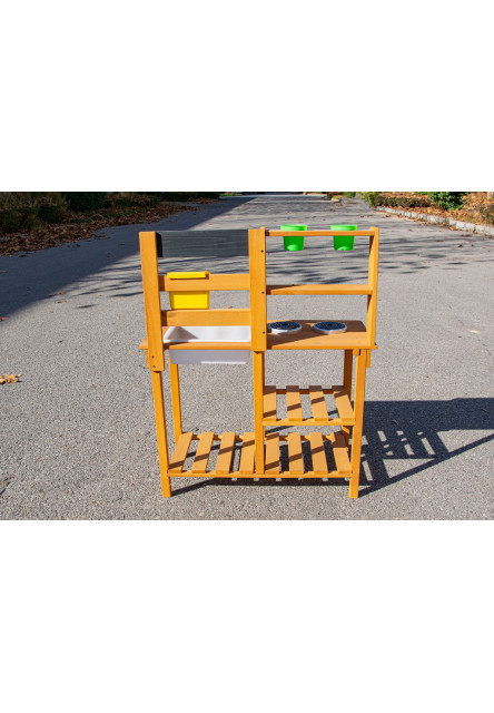 Drevená záhradná kuchynka s drezom