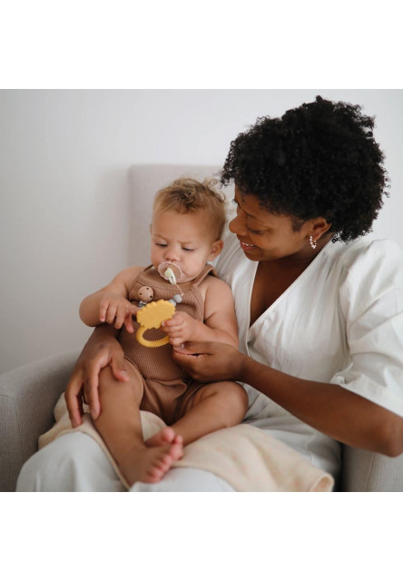 Hryzadlo mushie - lion- soft yellow