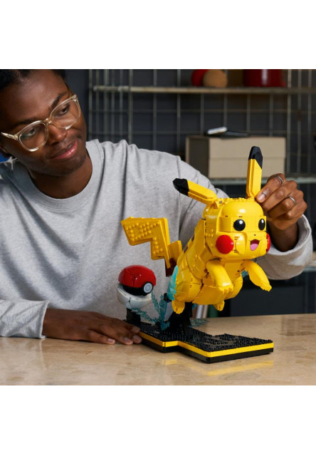 Pikachu a Poké Ball