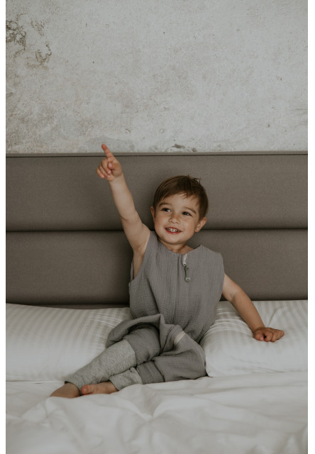 Mušelínový letní spací pytel s nohavicemi vel. S 1-2 roky Sleepee Nature krémová