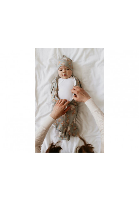 Zavinovačka Sleepee Second Step Swaddle s čepičkou zdarma Blossom