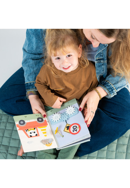 Knížka s aktivitami Tiny Traveler Busy Book