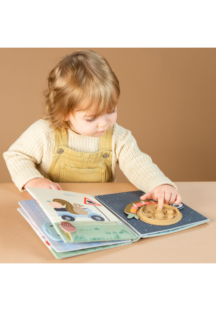Knížka s aktivitami Tiny Traveler Busy Book