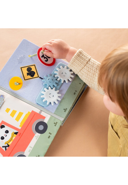 Knížka s aktivitami Tiny Traveler Busy Book