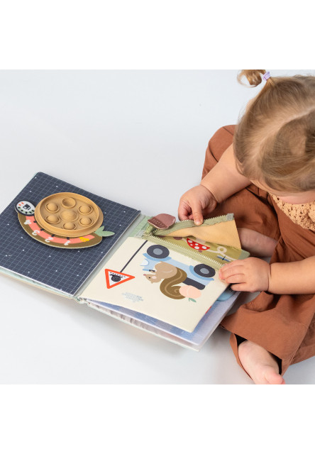 Knížka s aktivitami Tiny Traveler Busy Book